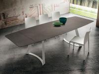 Eddard dining table in the extendable version, top in tobacco stone layered HPL and legs in white lacquered metal
