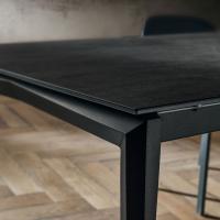 Detail of the top in Laminam Charcoal Savoy stone of Finnigan extending  table