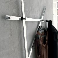 Detail of the overlapping of the rods that creates a three-dimensional effect on the coat rack Trio 