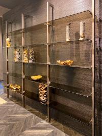 Libreria componibile con pali e contenitori Byron - versione a muro con ripiani in cristallo bronzato