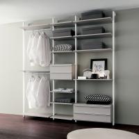 Modular walk-in wardrobe Byron with poles equipped with linear hanging element and two elements with drawers