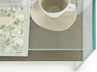 Detail of the extra-clear glass with shelf in 7006 beige grey back lacquer