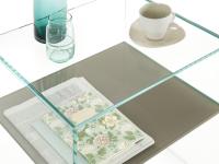 Detail of the extra-clear nightstand, in tempered glass