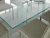Detail of the extra-clear glass table top