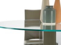Detail of the round top in extra lear glass, in order not to have green shades on the flat surface of the galss top