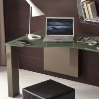 Musa custom-made glass computer desk - L-shaped with cable concealing panel