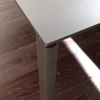 Dede table with satin fingerprint-proof glass top - detail of the joint between top and structure