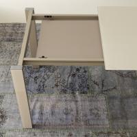 Dede table with satin fingerprint-proof glass top - detail of the extending mechanism