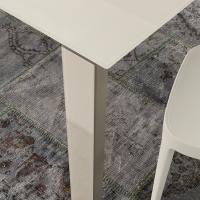 Dede table with satin fingerprint-proof glass top - detail of the leg