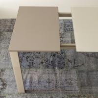 Dede table with satin fingerprint-proof glass top - detail of the extension leaf