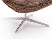 Detail of the spoke base in chromed metal on the Olivia armchair