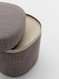 Pouf contenitore con vassoio Coffer estremamente versatile e ideale da utilizzare sia fronte che lato divano