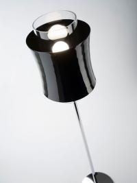 Particolare del doppio diffusore della lampada Fez: interno in vetro trasparente ed esterno in metallo