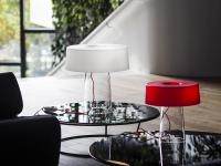 Coppia di lampade da tavolo Glam nelle due versioni più grandi con paralume opalino bianco e rosso