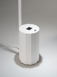 Dettaglio della base della lampada da tavolo Novia con modulo presa USB