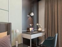 Lampada Novia con presa USB in appoggio sul comodino e appesa a parete in una camera d'albergo