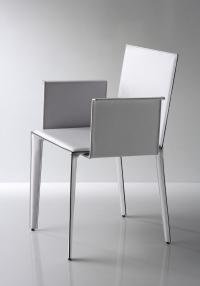 Leila chair with armrests and in one single colour