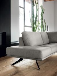 Meridienne panoramica del divano Burton, nella versione con schienale imbottito fisso