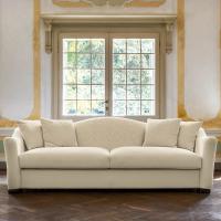 Rodomonte shaped classic sofa with refined timeless look and 4 decorative cushions 50 x 50 included