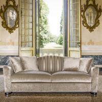This classic sofa has an elegant style perfect for classic and luxury homes - central part with striped fabric