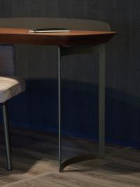 Detail of the bronze frame with slender curved legs, a feature that makes Bristol a desk with a minimalist and essential design