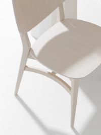 Particolare della seduta in legno di faggio in tinta con la struttura della sedia Chloe