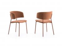 Darcey chair with curved backrest in the lounge version with arms and metal tube structure