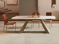 Sedia Fleming con struttura in metallo verniciato bronzo abbinata al tavolo Desire