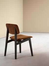 Back view of the modern chair Harriet showing the important wooden structure in fashion wood brushed oak