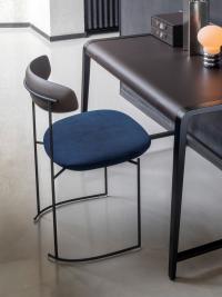Design chair with upholstered Keel seat under Linus desk