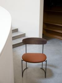 Keel chair with wooden backrest and seat entirely upholstered in brick-coloured leather