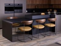 Keel chairs combined with a curved aluminium honeycomb table and integrated in an elegant kitchen