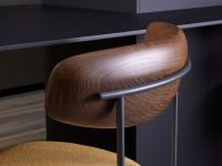 Detail of the curved solid wood backrest that underlines the extreme elegance and quality of the Keel chair