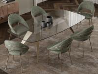 Sedia imbottita Kiki modello large da 64 cm di larghezza: struttura in metallo verniciato bronzo in abbinamento al basamento del tavolo Pegaso 