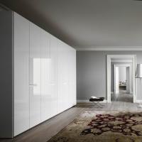 Maine wardrobe with 8 glossy lacquered doors and horizontal handle
