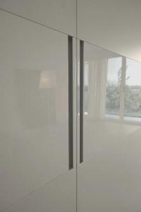 Vermont door with integrated handles matching the glossy lacquered central band