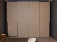 View of Indiana sliding wardrobe - 4 doors in matte dune lacquer and recessed handles in canaletto walnut