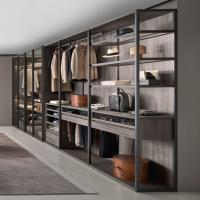 Pacific walk-in wardrobe with metal sides and modules with doors