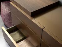Oregon, detail of the 6-drawer dresser in metallic lacquer