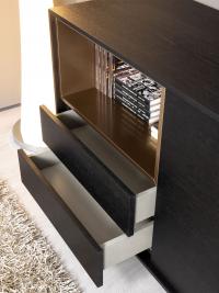 Large open compartment in metallic lacquer and drawers with push-pull opening