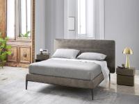 Tennessee bed with upholstered headboard and metal base, which can be positioned in the centre of the room thanks to the finish on the back of the headboard