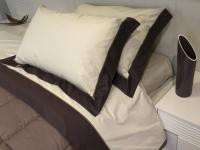 Percale bed sheet set with a contrasting pattern
