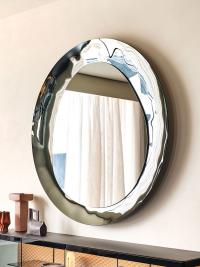 The frame is made of glass in the same finish as the mirror, giving a homogeneous colour range