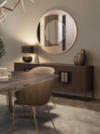 Lo specchio Rising in vetro bronzato perfettamente inserito in un soggiorno comprendente anche credenza Window e tavolo Comb