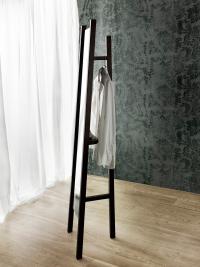 Specchio free standing in legno massello Taurus con mensola portaoggetti e appendiabiti