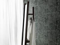 Specchio free standing in legno massello Taurus con mensola portaoggetti e appendiabiti nella parte posteriore