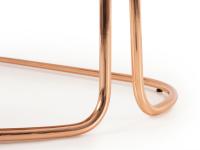 Detail of the curved metal frame, a valuable feature that makes Cora an elegant and refined coffee table in its simplicity
