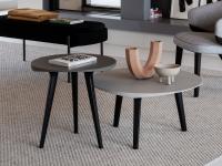 Coffee table with an oval or round top Leander in a modern and elegant living room