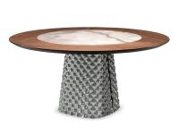 Nella versione con inserto in pietra Keramik, il tavolo presenta degli eleganti dettagli in cromo nero
