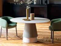 Tavolo rotondo 140 cm di design Hamide con piano in ceramica Terra di Matera fiammata e basamento a tronco di cono in pietra naturale di Vicenza